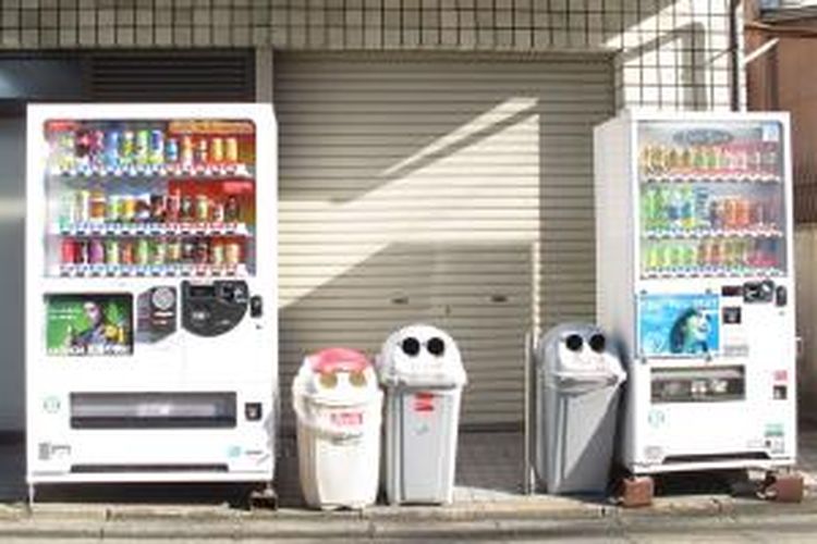 Di setiap sudut tempat di Jepang selalu ada vending machine, tentu saja dilengkapi dengan tempat sampah khusus kaleng atau botol di sekitarnya untuk membuang sampah bekas minum.
