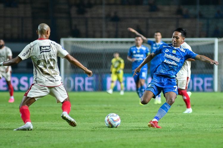 Beckham Putra (biru) berebut bola dengan Novri Setiawan (putih) dalam pertandingan antara Persib Bandung vs Bali United, Kamis (3/8/2023) dalam pekan ke-6 Liga 1 2023-2024, yang digelar di Stadion Gelora Bandung Lautan Api (GBLA). 