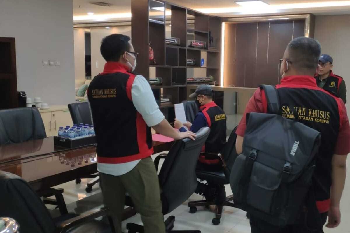 Tim Kejati Jatim menggeledah kantor PT INKA Madiun terkait dugaan korupsi pengadaan kereta api d Kongo, Selasa (16/7/2024)