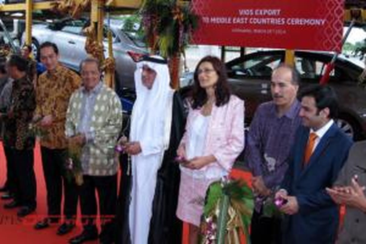 MS Hidayat dan Mohammad Lutfi bersama direksi Toyota dan pada duta besar Jepang dan negara-negara Timur Tengah, melapas ekspor perdana Vios di Karawang. 