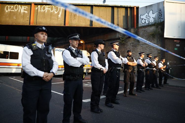 Petugas polisi memagari lokasi serangan bermobil di kawasan Finsbury Park di London utara Senin dinihari (19/6/2017).  Seorang pria tewas dan delapan orang dirawat di rumah sakit setelah sebuah van melaju ke arah pejalan kaki dekat sebuah masjid di kawasan itu.  