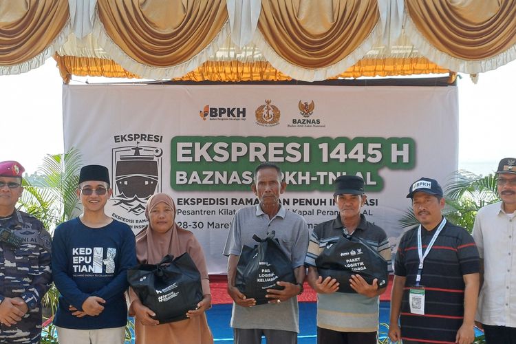 Potret warga Pulau Untung Jawa di Kabupaten Kepulauan Seribu saat menerima paket sembako gratis dari Badan Amil Zakat Nasional (Baznas) RI, Sabtu (30/3/2024).