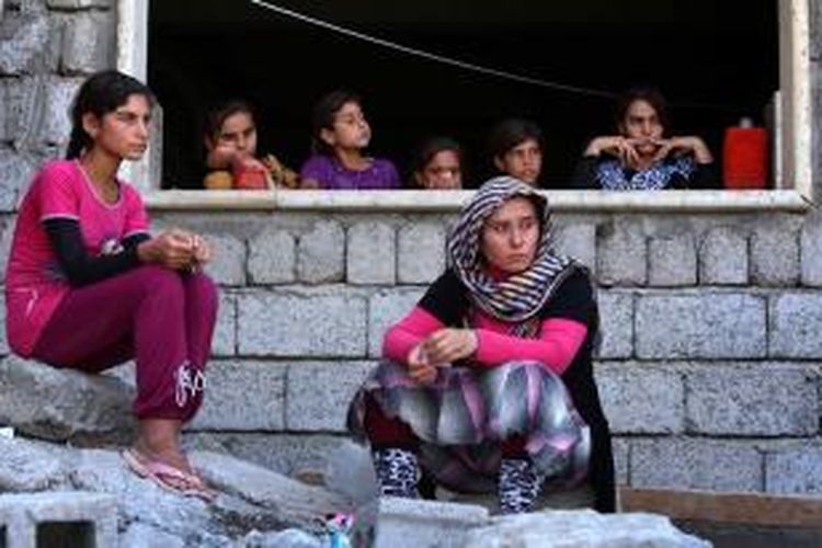 Para perempuan dan anak-anak etnis Yazidi yang meninggalkan kota Sinjar yang diduduki ISIS, ditampung di sebuah gedung sekolah di kota Dohuk, Wilayah Otonomi Kurdi.