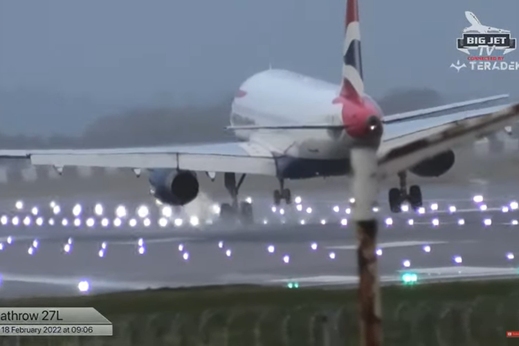 Tangkap layar pendaratan pesawat di bandara Heathrow London saat angin badai Eunice menghantam Inggris, pada Jumat (18/2/2022).
