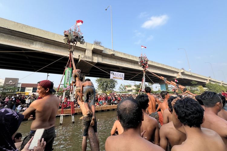 Semarak Lomba Panjat Pinang di Kalimalang: Menjaga Tradisi, Merawat Kekompakan Warga