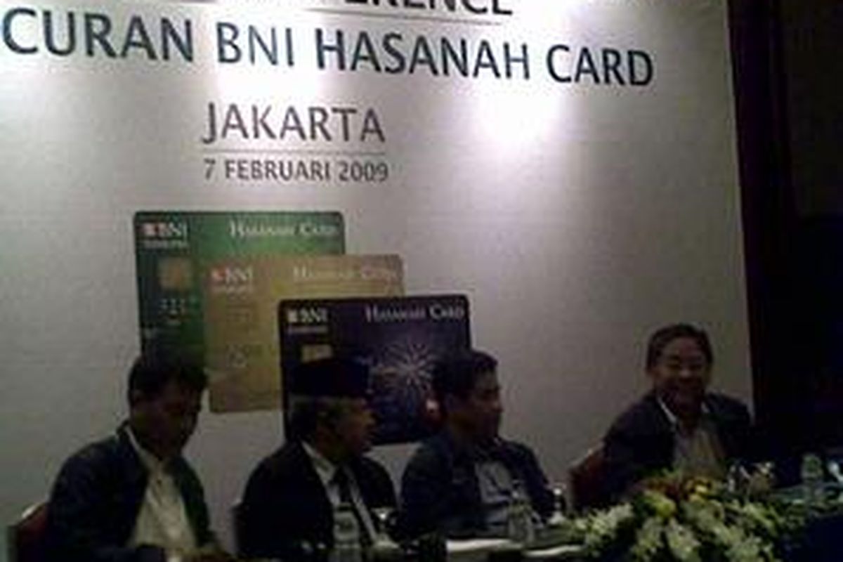 bni syariah luncurkan kartu kredit berbasis syariah dengan nama hasanah card, di sela festival ekonomi syariah, jakarta, sabtu (6/2)