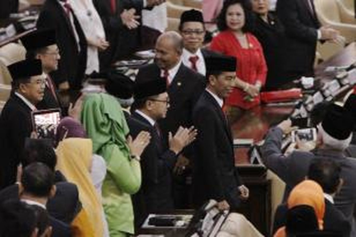 Presiden Joko Widodo didampingi Wakil Presiden Jusuf Kalla, Ketua MPR Zulkifli Hasan, Ketua DPR Setya Novanto, dan Ketua DPD Irman Gusman memasuki ruang Sidang Tahunan MPR 2015 di Kompleks Parlemen, Senayan, Jakarta Pusat, Jumat (14/8/2015). Sidang tersebut beragendakan penyampaian pidato Presiden Joko Widodo mengenai laporan pertanggungjawaban kinerja lembaga-lembaga negara.