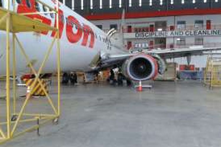 Para pekerja sedang memperbaiki dan merawat pesawat Lion Air di hangar Batam Aero Technic, Kamis (10/3/2016). 