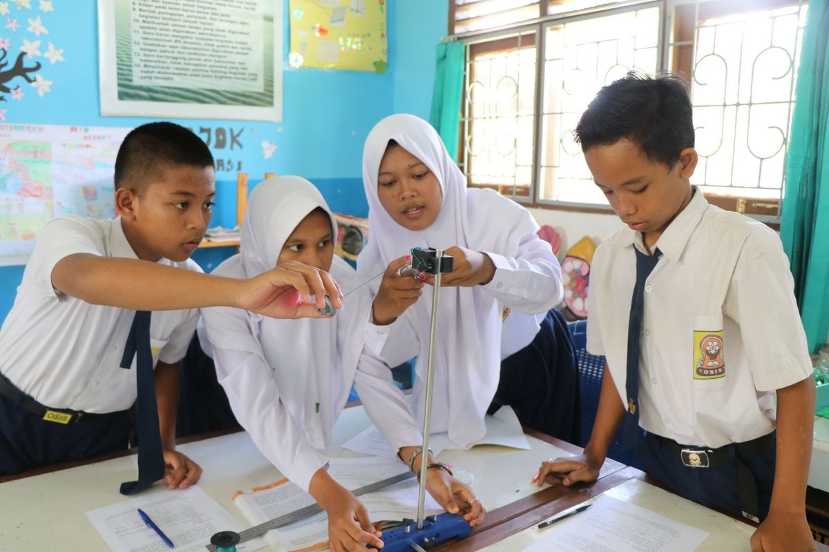 Kompetensi, konten, dan karakter merupakan satu bagian utuh yang perlu dikembangkan dalam pembelajaran. Seperti pembelajaran IPA di SMPN 12 Tanjung Jabung Timur, siswa difasilitasi menemukan konsep getaran melalui kegiatan percobaan, menganalisis ciri-ciri getaran, dan menemukan implementasinya dalam kehidupan sehari-hari. 