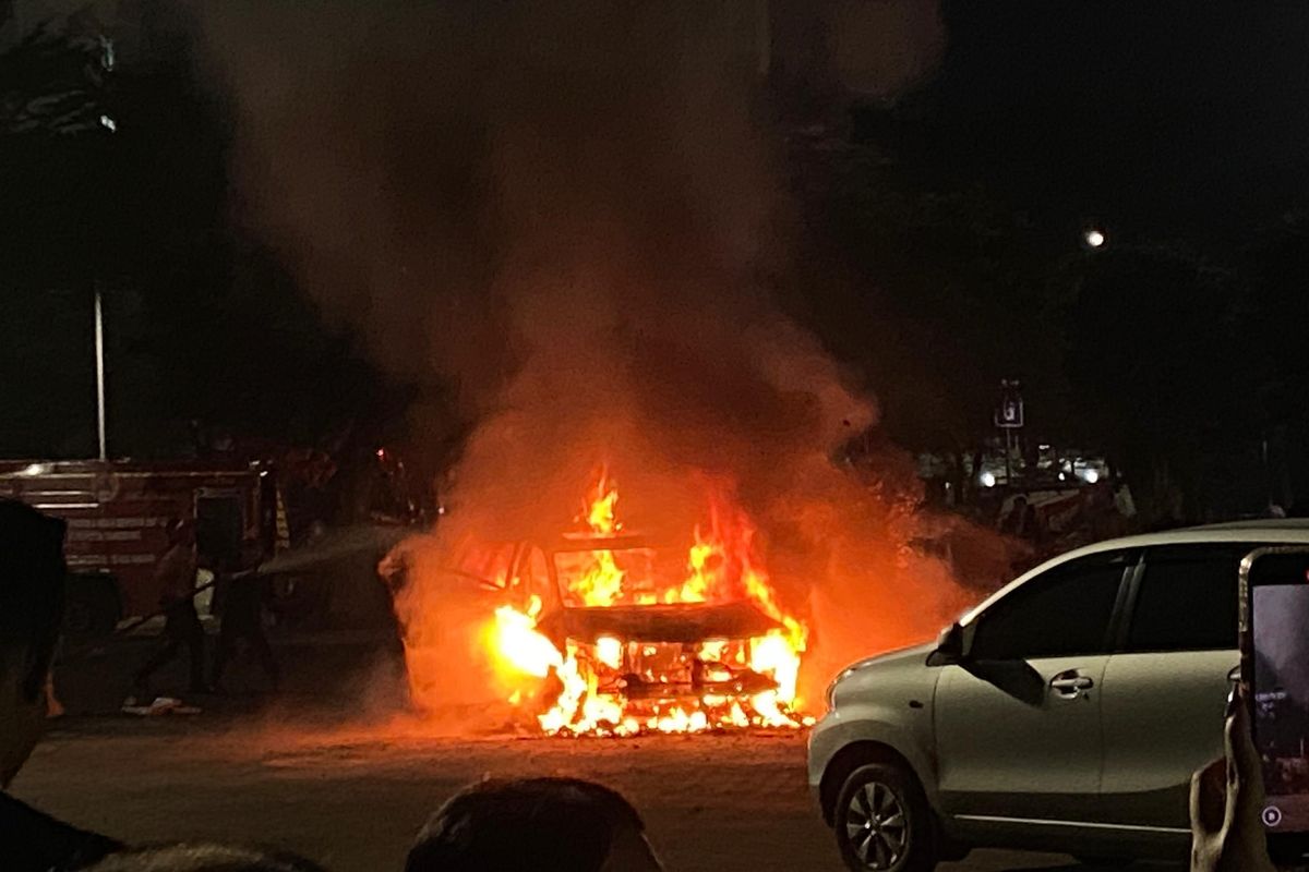 Mobil terbakar di area parkir IMOS 2024