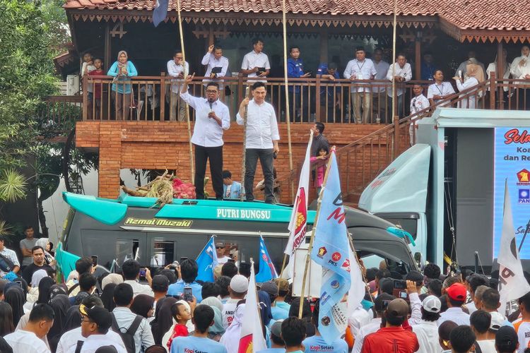 Andra Soni dan Dimyati Natakusumah resmi mendaftar sebagai calon Gubernur dan Wakil Gubernur Banten di KPU Banten, Kota Serang, pada Kamis, (29/8/2024). 
