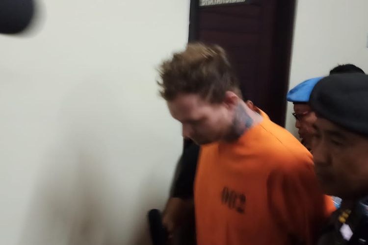 DDI (29), pria berkebangsaan Australia saat diamankan polisi karena menganiaya dan mengancam kekasihnya, APA (33), di sebuah hotel di Legian, Kuta, Badung, Bali, pada Minggu (4/6/2023). Kompas.com/ Yohanes Valdi Seriang Ginta