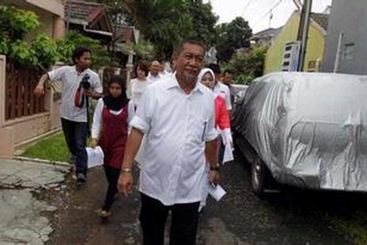 Calon Wakil Gubernur Jawa Barat, Deddy Mizwar bersama keluarga menuju tempat pemungutan suara di Jatiwaringin, Bekasi, Jawa Barat, Minggu (24/2/2013). Pada Pilkada Jawa Barat dirinya menjadi pasangan dari calon incumbent, Ahmad Heryawan yang diusung oleh Patai Keadilan Sejahtera. KOMPAS IMAGES/VITALIS YOGI TRISNA