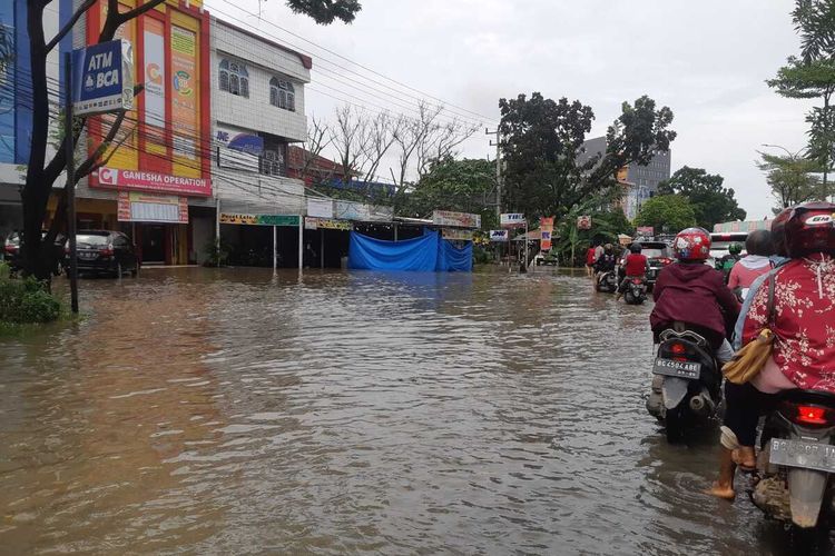 Kondisi jalan yang tergenang banjir terjadi di Palembang, Sumatera Selatan setelah diguyur hujan satu malam hingga membuat sungai musi menjadi meluap, Kamis (6/10/2022).