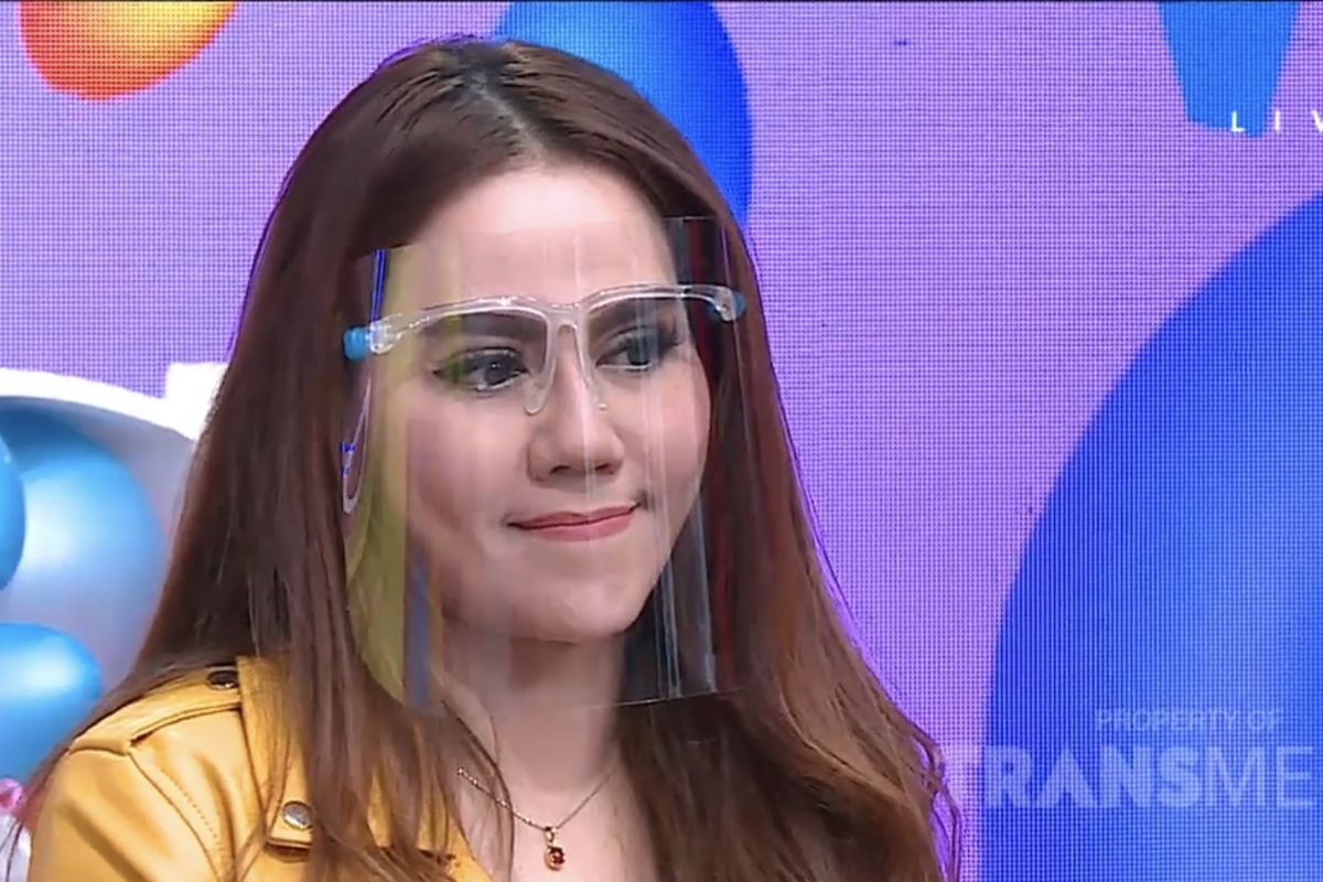 Nita Thalia mengatakan telah sembuh dari kerusakan saraf otak. Kerusakannya bisa diobati dengan penggunaan obat, operasi, atau perawatan komplementer. (Bidikan layar YouTube Trans TV Official). 