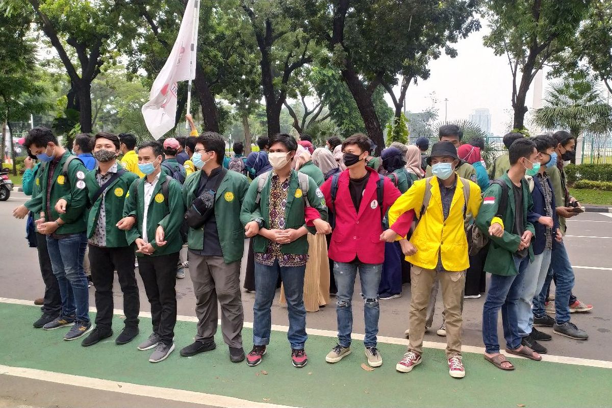 Para demonstran yang terdiri dari mahasiswa menolak Undang-Undang Cipta Kerja. Mereka berunjuk di Jalan Medan Merdeka Selatan, Jumat (16/10/2020)