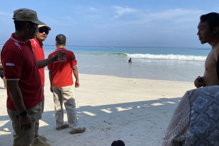 Tourist Police Polres Pesisir Barat saat mengingatkan pengunjung Pantai Labuhan Jukung agar mewaspadai ombak, Minggu (19/5/2024).