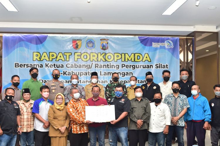 Usai penandatanganan ikrar perdamaian, untuk bersama menjaga situasi kamtibmas di Kabupaten Lamongan tetap kondusif, Senin (25/10/2021).