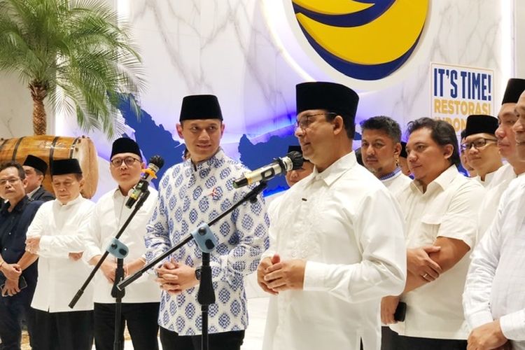 Ketua Umum Partai Demokrat Agus Harimurti Yudhoyono (AHY) dan calon presiden Koalisi Perubahan untuk Persatuan (KPP) Anies Baswedan di Nasdem Tower, Gondangdia, Menteng, Jakarta, Sabtu (25/3/2023). Keduanya menghadiri acara buka puasa bersama yang digelar oleh Partai Nasdem. 