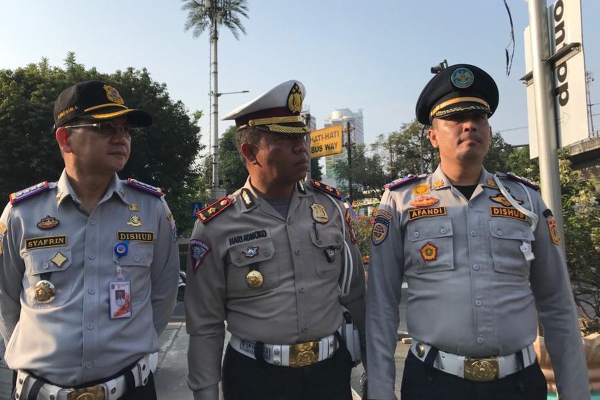 Kepala Dinas Perhubungan (Kadishub) DKI Jakarta Syafrin Liputo (paling kiri), Kepala Satuan Lalu Lintas (Kasatlantas) Polres Jakarta Barat Kompol Hari Admoko (tengah), dan Kepala Seksi Operasional (Kasiops) Suku Dinas Perhubungan Jakarta Barat Afandi saat meninjau penerapan sistem ganjil-genap hari kedua di Lampu Merah Tomang Raya, Jakarta Barat, Selasa (10/9/2019) pagi.