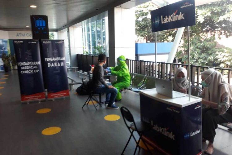 Tampak penumpang pesawat tengah menjalani test cepat sebagai syarat mutlak bepergian dengan pesawat. fasilitas  tes cepat ini disediakan Bandara Husein Sastranegara Bandung, bekerja sama dengan Kimia Farma.