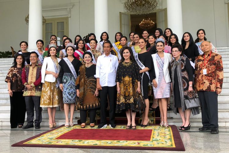 Presiden Joko Widodo menerima Putri Indonesia di Istana Bogor, Senin (11/3/2019).