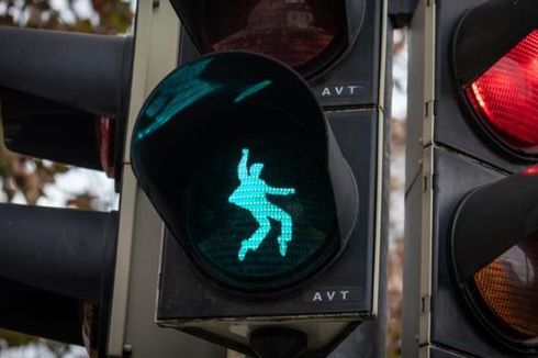 Lampu Rambu Pejalan Kaki di Kota Ini Pakai Siluet Elvis Presley