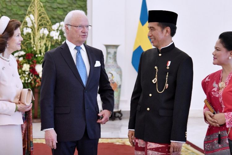 Presiden Joko Widodo saat menyambut Raja Swedia Carl XVI Gustaf di Istana Bogor, Senin (22/5/2017).