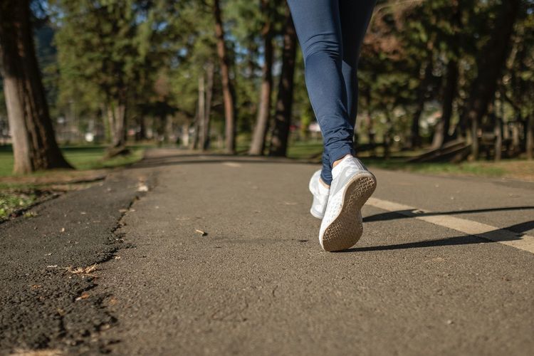 Pilihan olahraga yang baik untuk memperlambat penuaan adalah jalan kaki atau jogging.