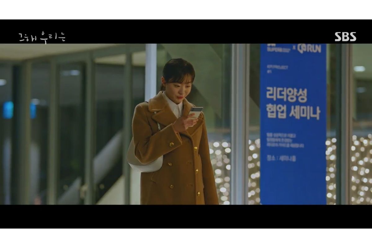 Tokoh Kook Yeon-soo dalam drakor berjudul Our Beloved Summer menggunakan Samsung Galaxy Z Flip3. 
