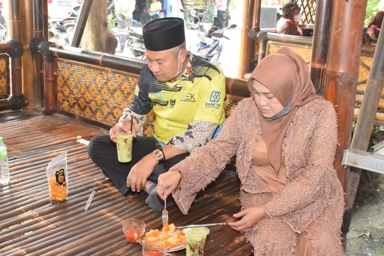 Bupati Lamongan Yuhronur Efendi dan istri, saat menikmati sajian kuliner di Wisata Edukasi Kalitengah (WEK), Minggu (24/7/2022).