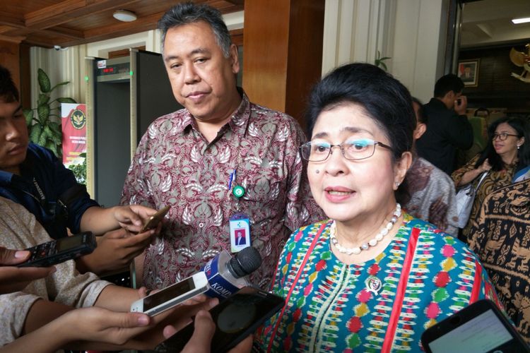 Menteri Kesehatan Nila F. Moeloek seusai rapat koordinasi terkait penanganan penyakit difteri di Kemenko Polhukam, Jakarta Pusat, Selasa (19/12/2017).