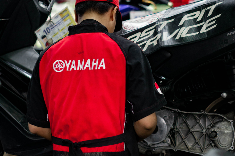 Ilustrasi servis motor di bengkel resmi Yamaha