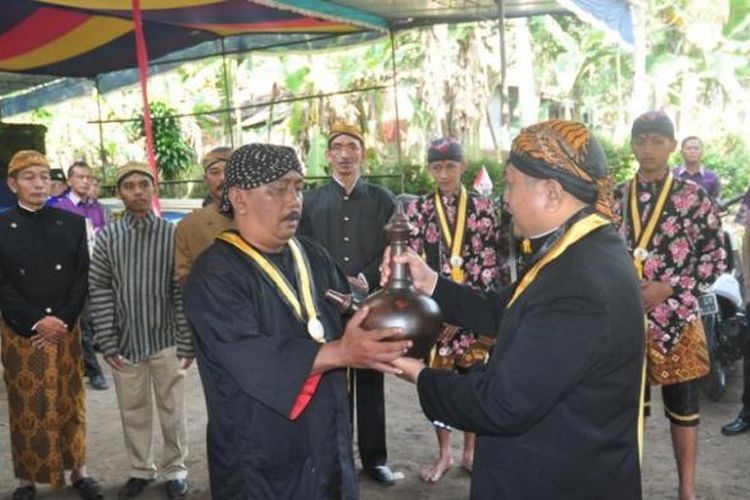 Penyerahan kendi berisi air dari tujuh mata air oleh Camat Kaliwungu Otter Sukamto kepada Ketua DKKS Sarwoto Ndower di dusun Karang Kepoh, Desa Kaliwungu, Kecamatan Kaliwungu, Kabupaten Semarang, Jawa Tengah, Senin (13/3/2017), menandai estafet gunungan Merti Bumi Serasi Sengkuyung Gotong Royong dalam rangka HUT ke-496 Kabupaten Semarang pada 15 Maret 2017.