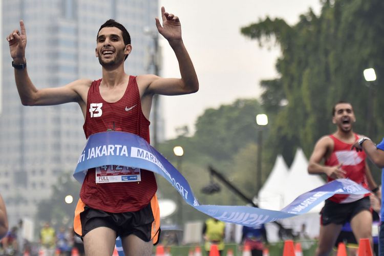 Ekspresi pelari putra asal Maroko Anouar El Ghouz (kiri) saat memasuki garis finish pada Mandiri Jakarta Marathon 2017 di Silang Monas, Jakarta, Minggu (29/10). Anouar El Ghouz finish pertama pada kategori master dengan catatan waktu 2 jam 21 menit 26 detik, sedangkan untuk kategori Master Putri dimenangi Peninah Jepkoech asal Kenya dengan catatan waktu 3 jam 7menit 54 detik. ANTARA FOTO/Puspa Perwitasari/pd/17