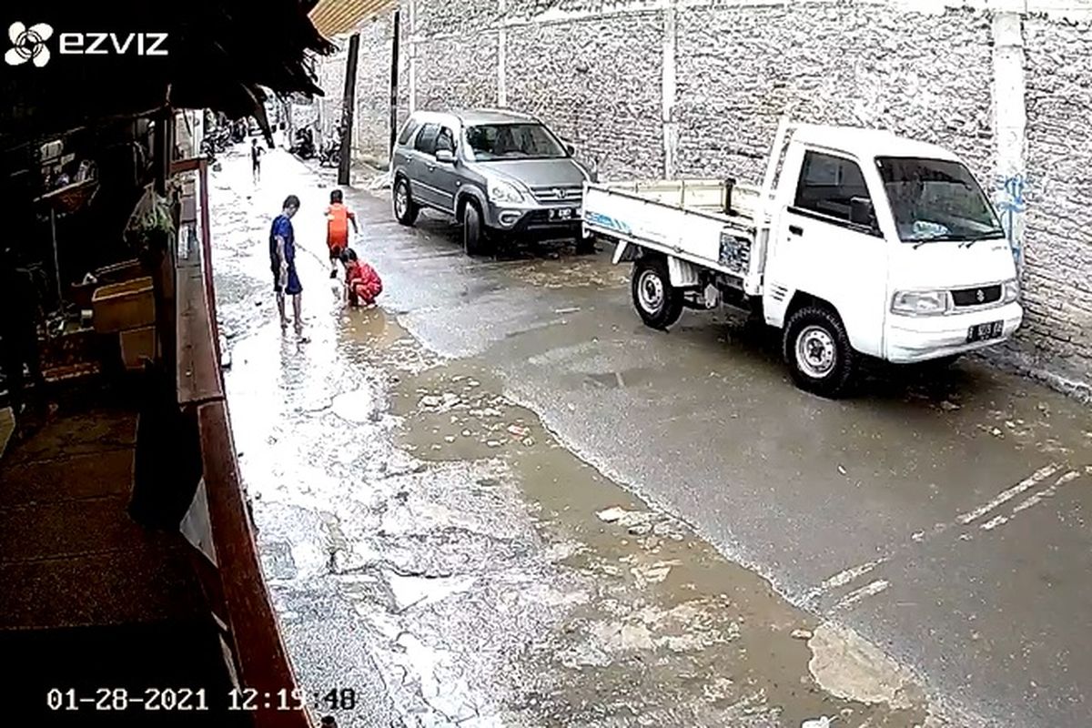 Video viral detik-detik bocah terlindas mobil di Kembangan, Jakarta Barat, Kamis (28/1/2021).