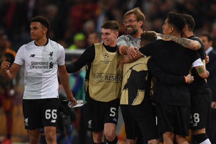 Juergen Klopp dan sejumlah pemain merayakan keberhasilan Liverpool menyisihkan AS Roma pada semifinal Liga Champions di Stadion Olimpico, Rabu (2/5/2018).