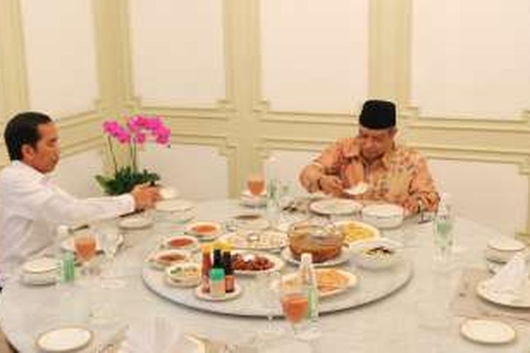 Presiden Joko Widodo makan siang dengan Ketua Umum Pengurus Besar Nahdlatul Ulama Said Aqil Siradj di Istana Merdeka, Jakarta, Rabu (11/1/2017).