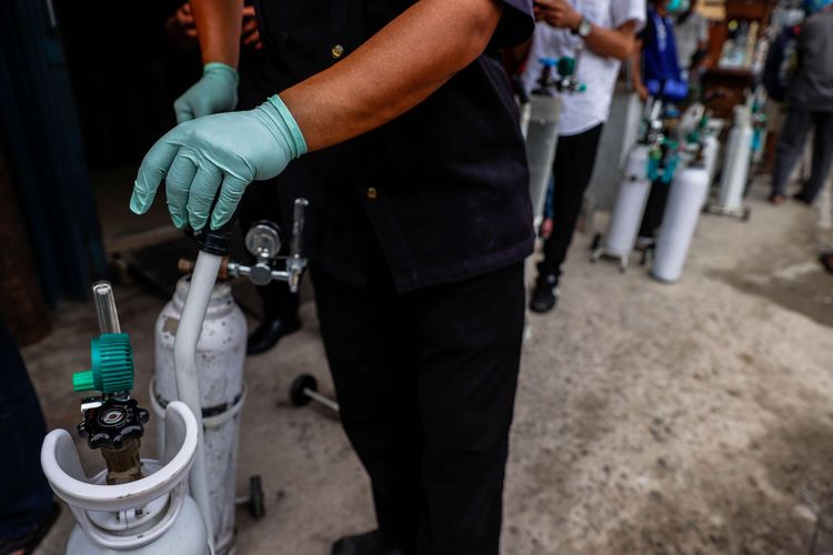 Warga mengantre untuk mengisi ulang tabung gas oksigen di Medical Oxygen di Jalan Minangkabau Timur, Jakarta Selatan, Kamis (1/7/2021). Pedagang mengaku permintaan isi ulang tabung gas oksigen mengalami peningkatan setelah terjadi lonjakan kasus positif Covid-19.