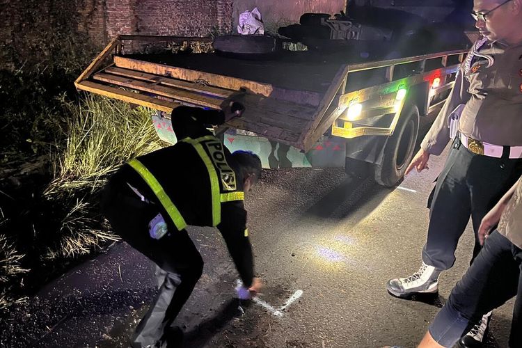 Tabrak Truk Parkir, Ibu dan Balita di Jombang Tewas