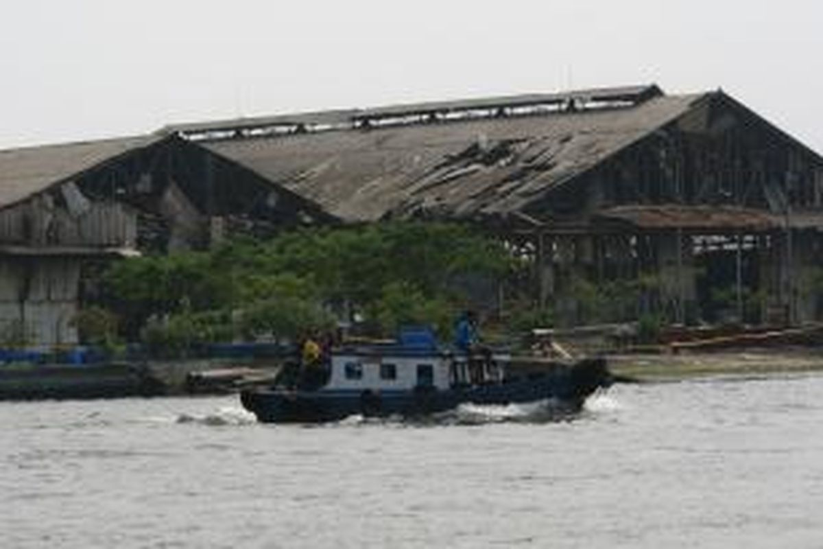 Bangunan di sekitar lokasi ledakan gudang amunisi peralatan tempur Komando Pasukan Katak (Kopaska) TNI Angkatan Laut di Pondok Dayung, Tanjung Priok, Jakarta Utara, rusak parah, Rabu (5/3/2014). Ledakan terjadi sekitar pukul 10.30 WIB, mengakibatkan puluhan orang luka berat dan ringan. KOMPAS IMAGES/KRISTIANTO PURNOMO