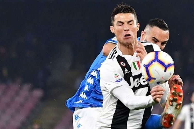 Penyerang Juventus Cristiano Ronaldo diadang bek Napoli, Nikola Maksimovic, dalam pertandingan Seri A Italia pada Minggu 3 Maret 2019.