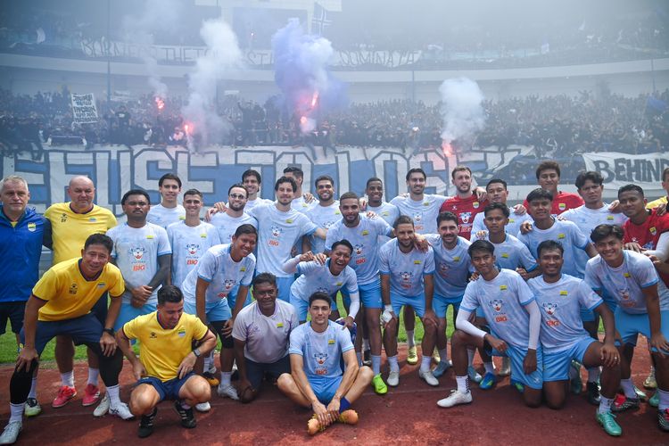 Penggawa Persib Bandung mendapatkan suntikan semangat dari Bobotoh usai sesi latihan Kamis (7/5/2026) di Gelora Bandung Lautan Api (GBLA) jelang laga melawan Persija Jakarta akhir pekan. 