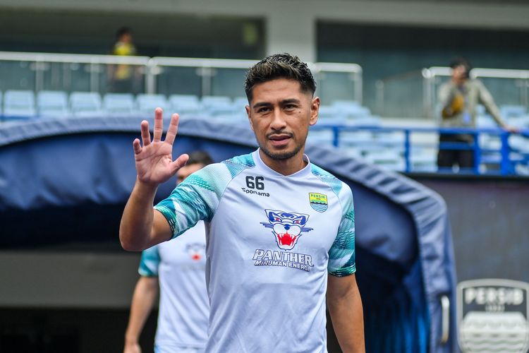 Daisuke Sato bek Persib Bandung asal Filipina melambaikan tangan saat hendak memulai aktivitas latihan di Stadion Gelora Bandung Lautan Api (GBLA). 