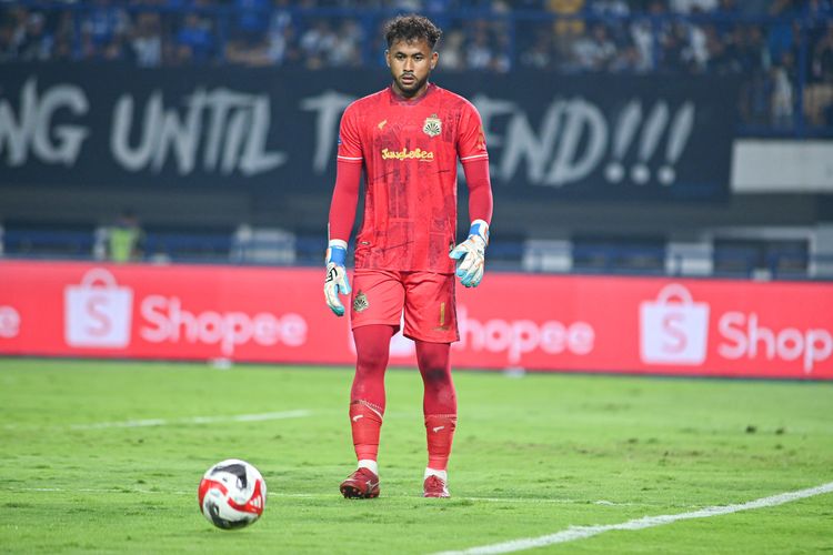 Penjaga gawang Bhayangkara FC Aqil Savik harus dijebol dua kali oleh bomber Persib Bandung Ramon Tanque pada laga pekan ke-15 Super League 2025-2026, Minggu (21/12/2025) di Stadion Gelora Bandung Lautan Api (GBLA). 