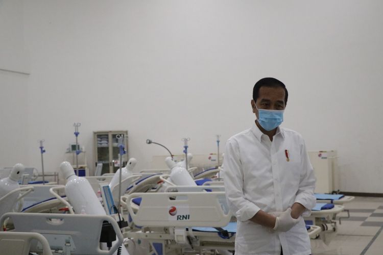 Jokowi saat meninjau RS Darurat Covid-19 di Wisma Atlet Kemayoran, Senin (23/3/2020).