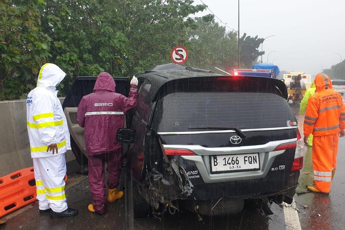 petugas tengah menangani kecelakaan di tol Cipularang KM 83.800 B yang menewaskan seorang pejabat Pemkab Bekasi, Kamis (22/1/2026).