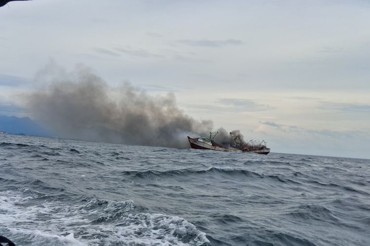 Kapal Pembawa Bahan Kimia Terbakar di Perairan Sultra, 2 ABK Tewas dan Muatan Tumpah ke Laut