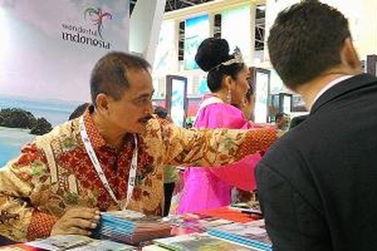 Menteri Pariwisata Arief Yahya bekomunikasi dengan pengunjung yang datang di ruang pamer Indonesia pada Arabian Travel Market Dubai 2015 yang berlangsung di Dubai International Convention and Exhibition Center, 4-7 Mei 2015, di Dubai, Uni Emirat Arab. 
