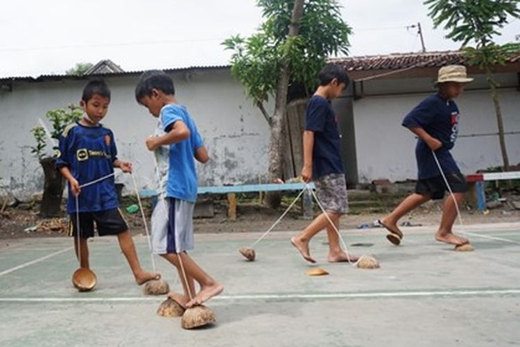 Anak-anak di Giwangan Yogyakarta bermain egrang batok, salah satu permainan tradisional.